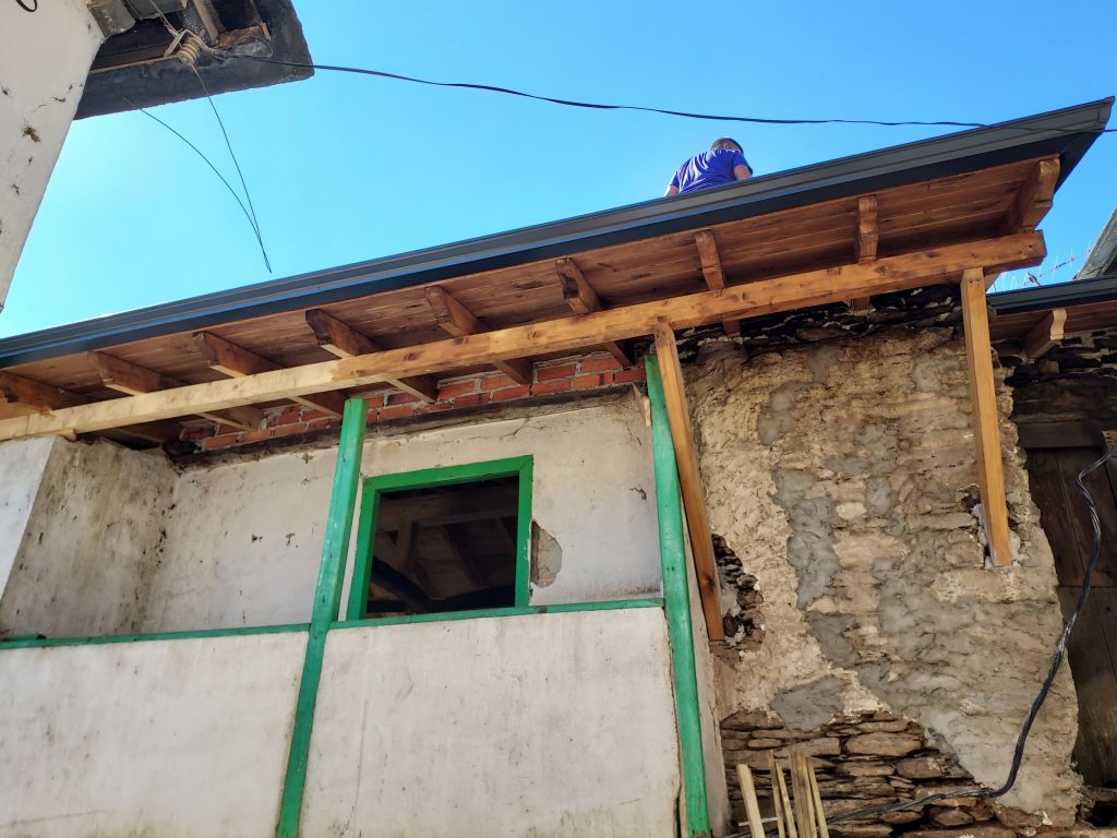 Colocación de pizarra en el tejado y instalación de un canalón de aluminio