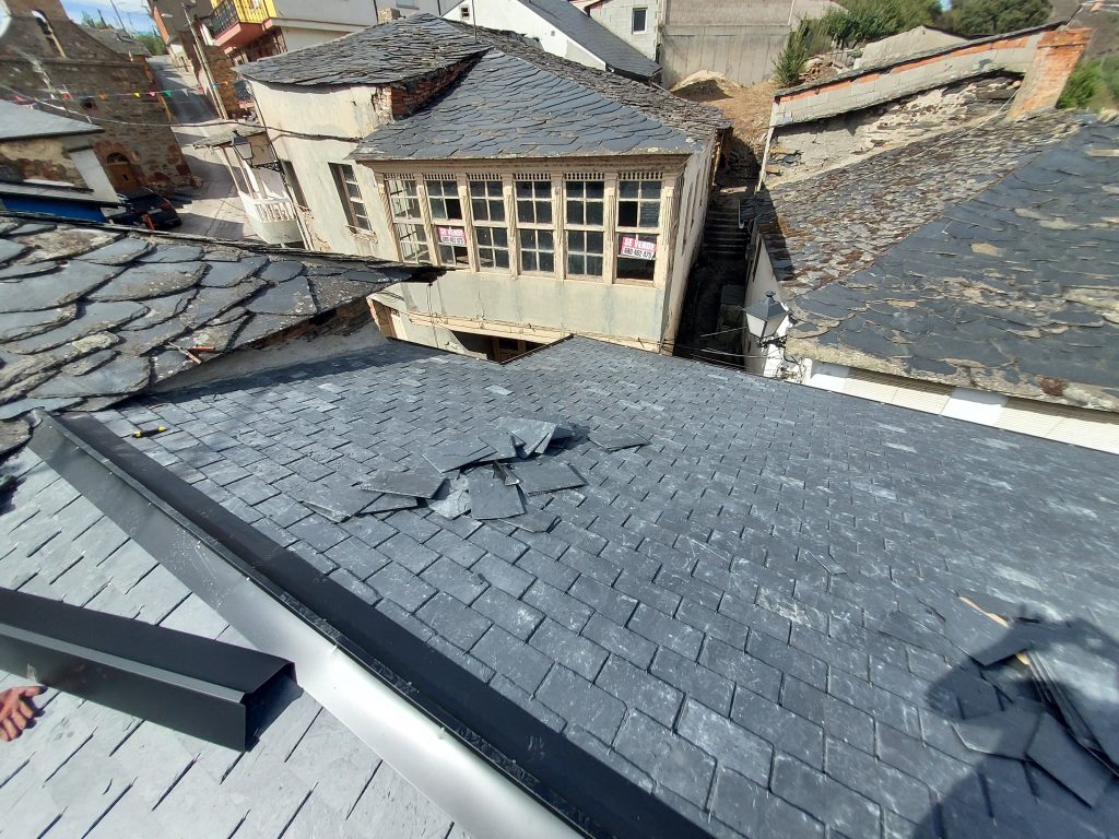 Rehabilitación del tejado con pizarra natural.