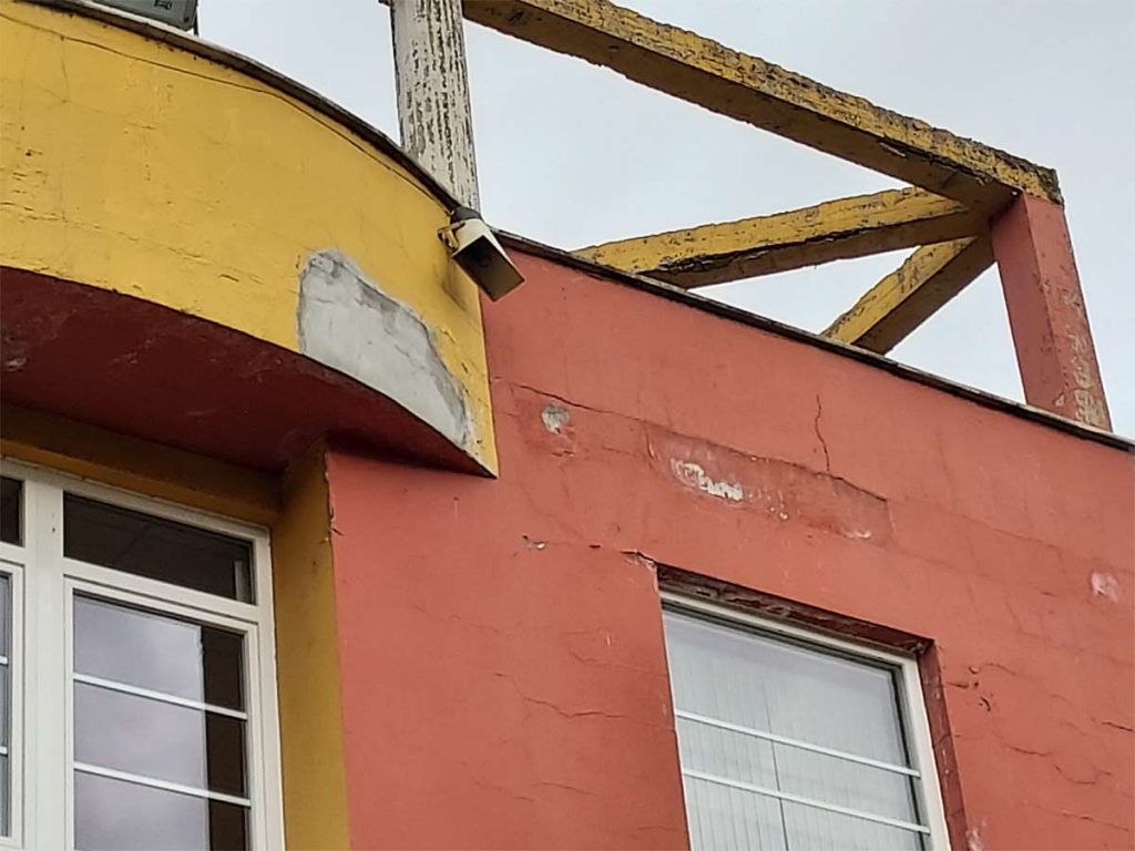 Desperfectos en la fachada de la casa de la cultura en Villablino antes de la reforma. 