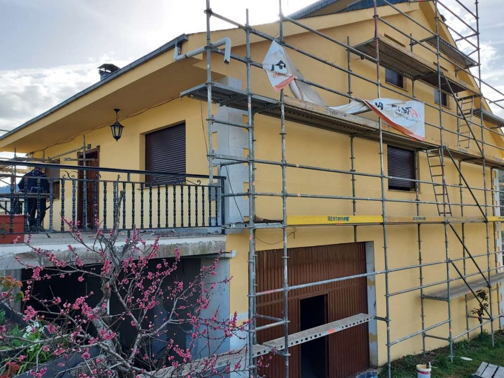 Reforma de fachada con pintura acrílica vivienda con andamio