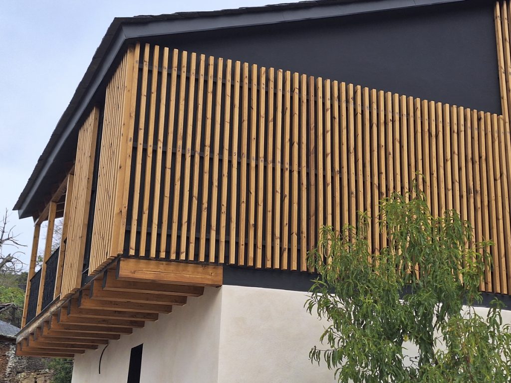 Fachada moderna con tiras de madera en el albergue de Sobradelo