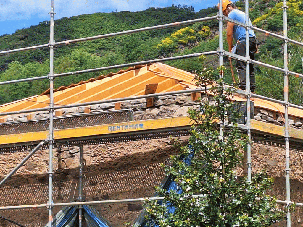 Trabajos en la cubierta con estructura de madera reformada
