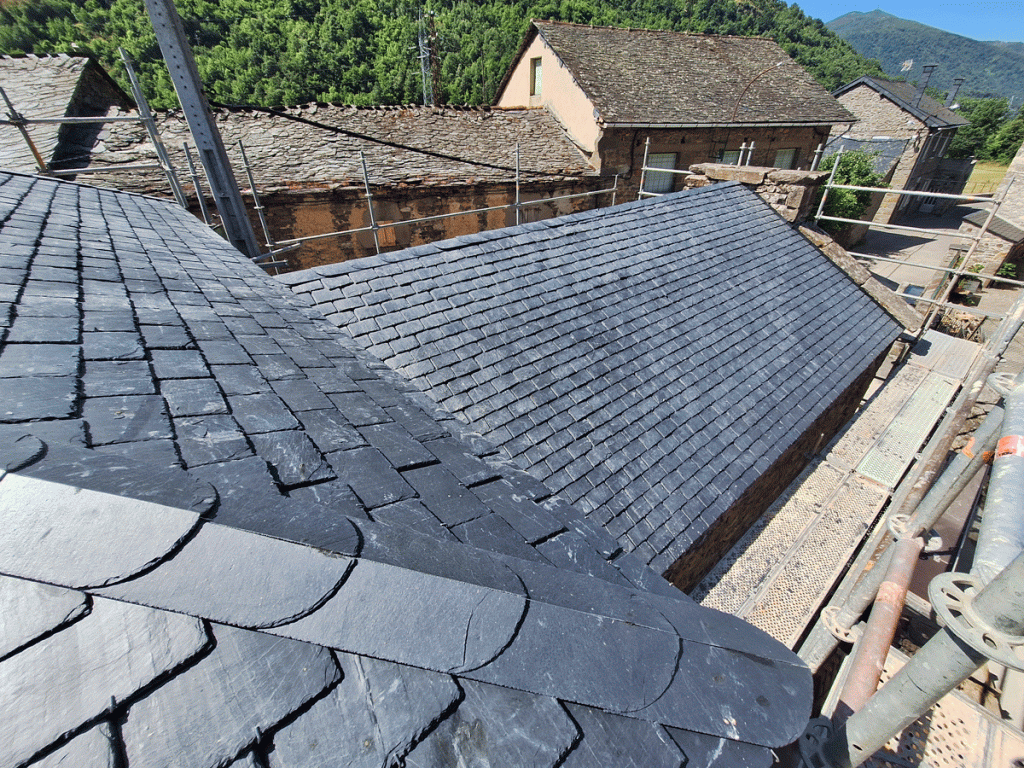 Rehabilitación del tejado de la capilla con pizarra